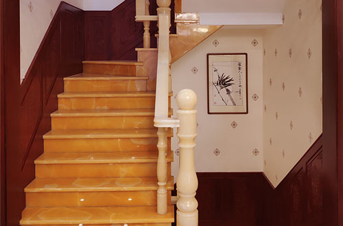 分宜中式别墅室内汉白玉石楼梯的定制安装装饰效果